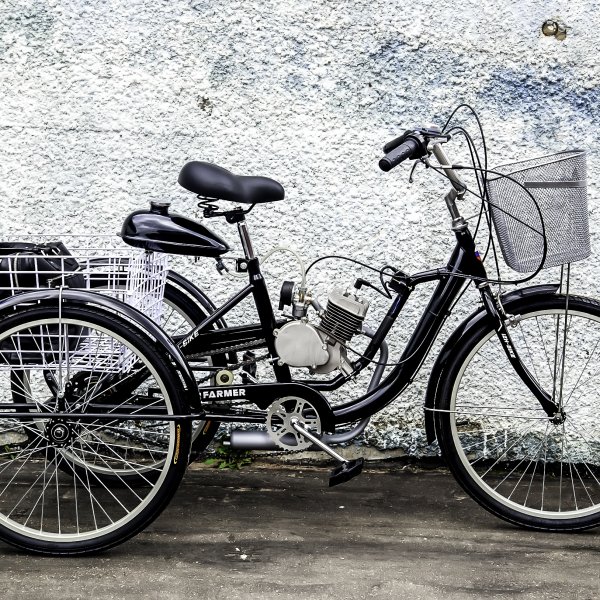 Взрослый трёхколёсный велосипед с мотором